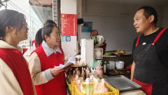 开封杞县:红马甲点亮双节餐桌 学雷锋筑牢节约新风
